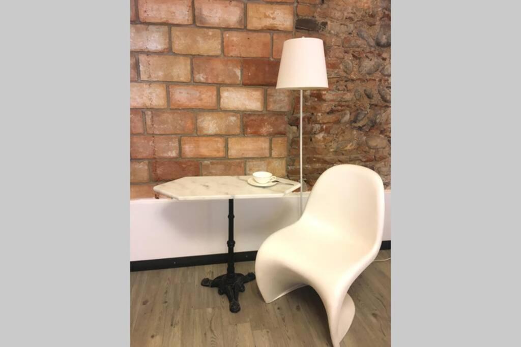 Punto Luce In Center Of Apartamento