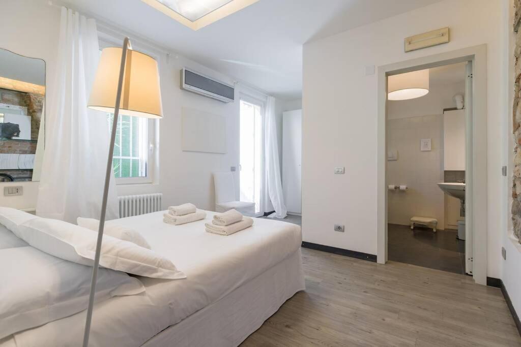 Punto Luce In Center Of