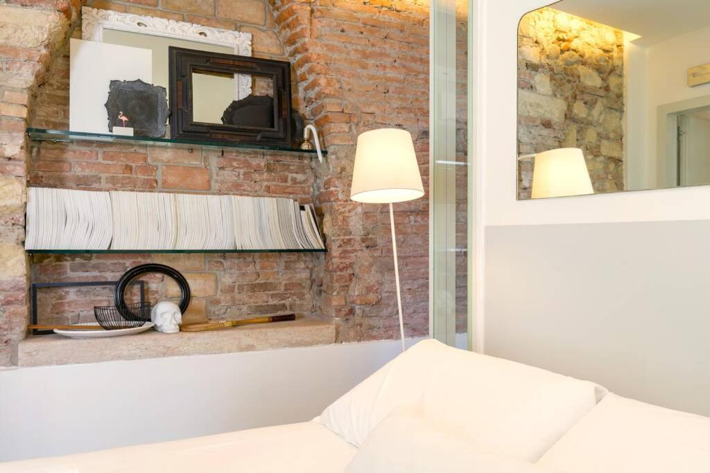 Punto Luce In Center Of Apartment
